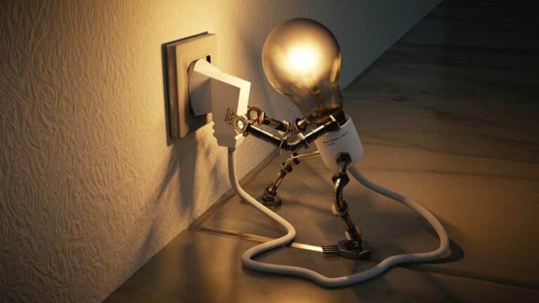 Glödlampa som sätter i sin egen elkontakt i väggen