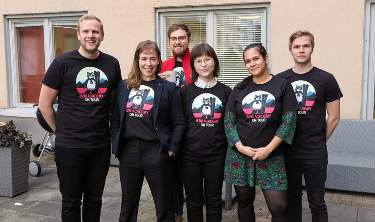 Bild på Martin Andersen, Anna Magnusson, Efraim Ramsén, Fredrika Holmberg, Paula D’Cruz och Andreas Heiskanen utanför R2Ms kontor
